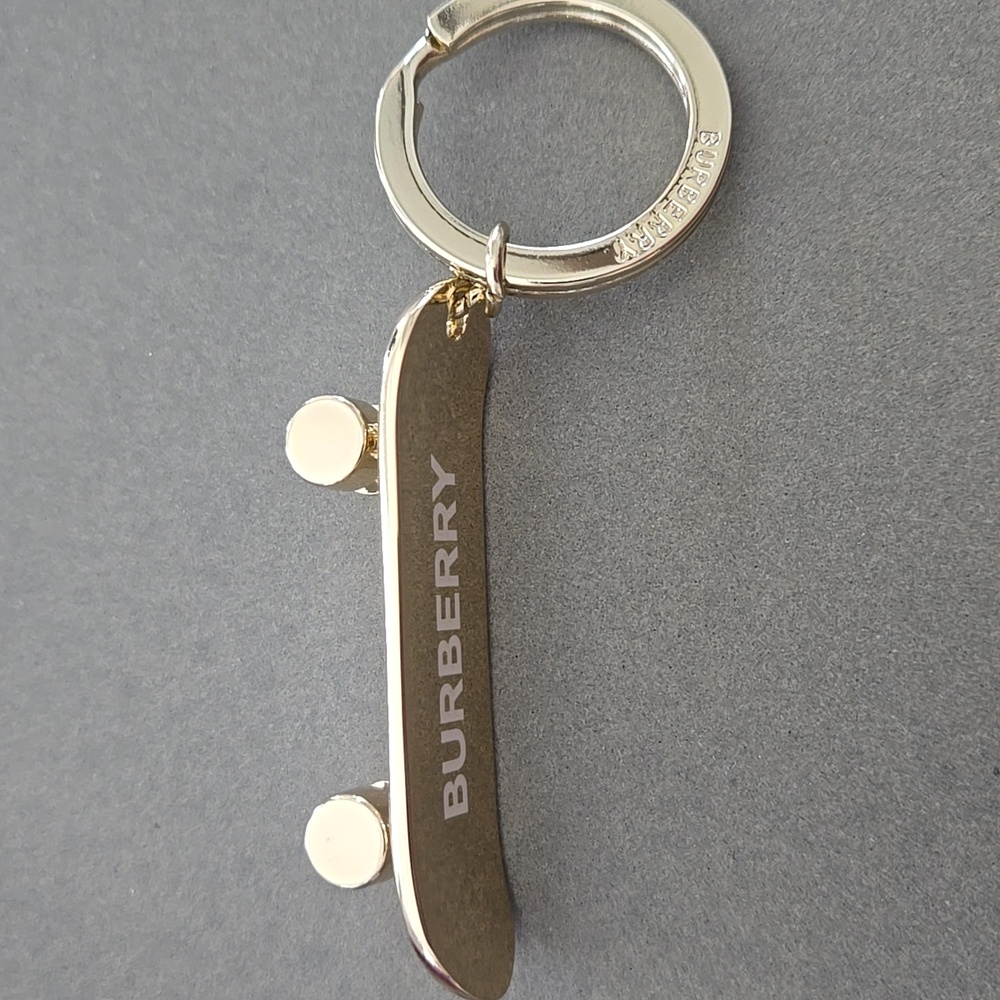 New Burberry Skateboard Keyring Gold W/ BURBERRY Her Logo Keychain Keyring - Picture 3 of 12